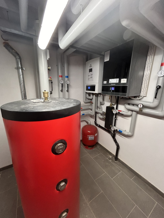 Caldaia a gas & uunità interna della pompa di calore